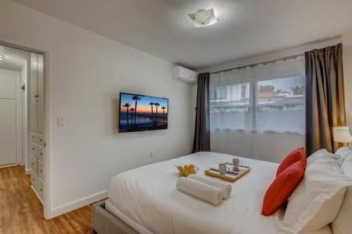 サンクレメンテにあるWalk To Beach 2BR Top Location - AAの大きな白いベッドと窓のある寝室