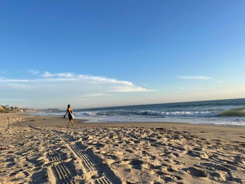サンクレメンテにあるWalk to Beach - KING Apt In #1 Area - ACの海辺の砂浜を歩く者
