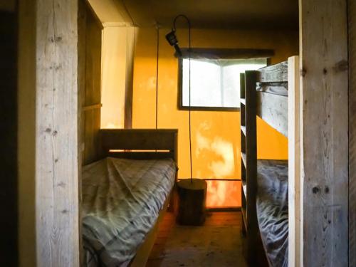 Postel nebo postele na pokoji v ubytování Atmospheric tent lodge with dishwasher, in Twente