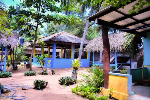 a resort with a swing in the courtyard at Arne's Place in Arugam Bay