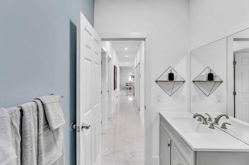 Ένα μπάνιο στο Miami Resort Villa