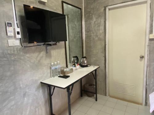 Una televisión o centro de entretenimiento en Phutawan Pundao