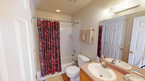 Un baño con lavabo, inodoro y cortina de ducha. en Kokopelli Dream #3251, en Moab