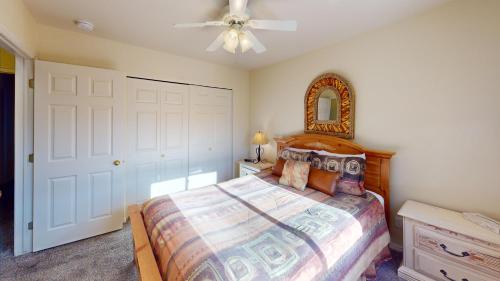 Un dormitorio con una cama y un ventilador de techo. en Kokopelli Dream #3251, en Moab