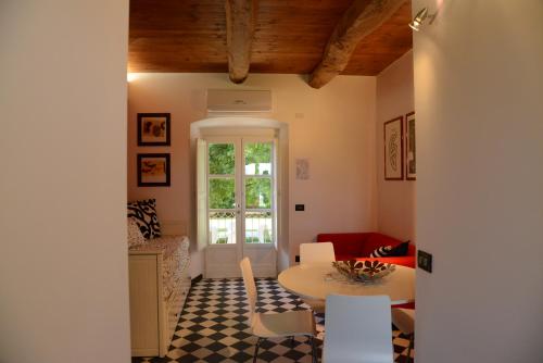 a living room with a table and a couch at Tenuta La Fiscala in Alessandria