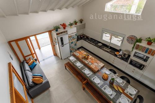 an overhead view of a kitchen with a table at Casa Luz do Verão - Com piscina na pinheira in Pinheira