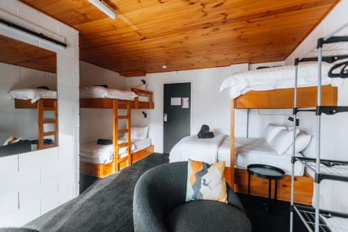 Una cama o camas en una habitación de Lakeside Falls Creek