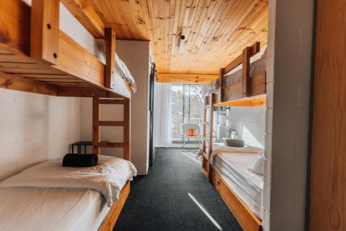 Кровать или кровати в номере Lakeside Falls Creek