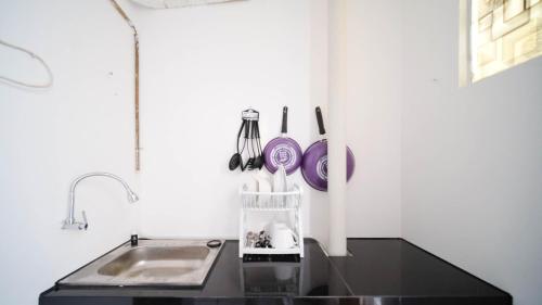 Η κουζίνα ή μικρή κουζίνα στο Homey Studio Apartment at Dian Regency By Travelio