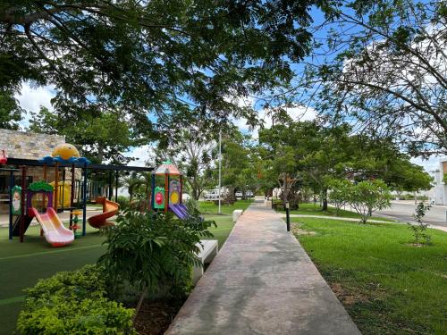 Kawasan permainan kanak-kanak di Casa Oasis en Mérida