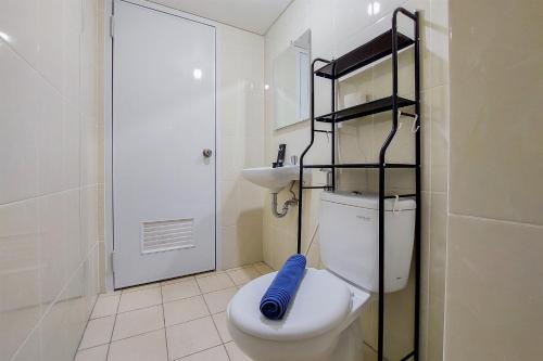 Koupelna v ubytování Nice and Comfy 2BR Apartment at M-Town Residence near Summarecon By Travelio