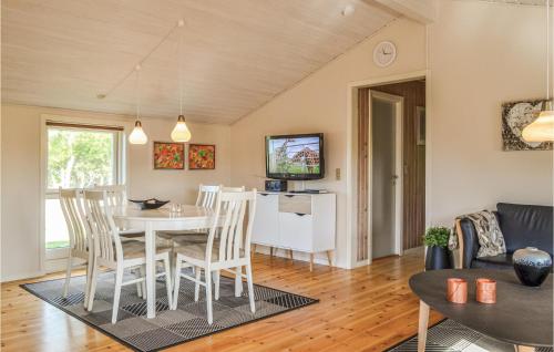 Televisyen dan/atau pusat hiburan di Holiday Home Bjerregårdsvej I