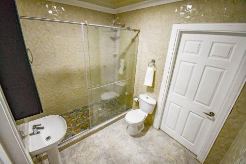 a bathroom with a shower and a toilet and a sink at Alojamiento campestre villa Gabriela filandia in Filandia