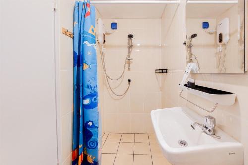 タンゲランにあるStrategic and Nice Studio Apartment at M-Town Residence Travelioのシャワーと洗面台付きのバスルーム