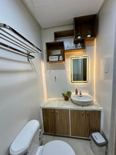 Ένα μπάνιο στο Ikigai Staycation by Trees Residences