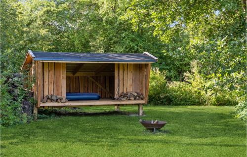 a wooden gazebo with a roof in a yard at Beautiful Home In Sjællands Odde With 5 Bedrooms in Yderby