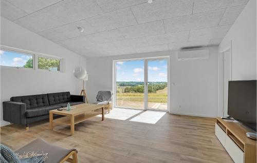 4 Bedroom Gorgeous Home In Løgstrupにあるテレビまたはエンターテインメントセンター