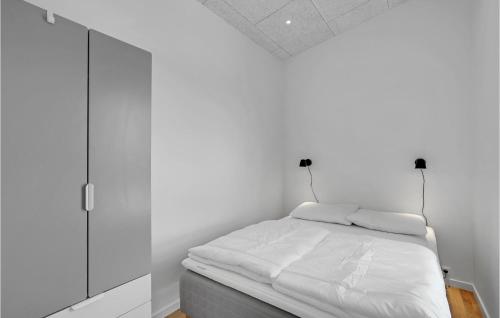 4 Bedroom Gorgeous Home In Løgstrupにあるベッド