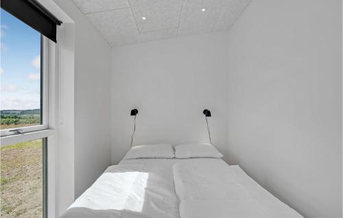 4 Bedroom Gorgeous Home In Løgstrupにあるベッド