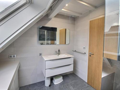 La salle de bains est pourvue d'un lavabo et d'un escalier. dans l'établissement Maison spacieuse à Colmar, 5 chambres, terrasse, WiFi, parking gratuit - FR-1-722-12, à Colmar