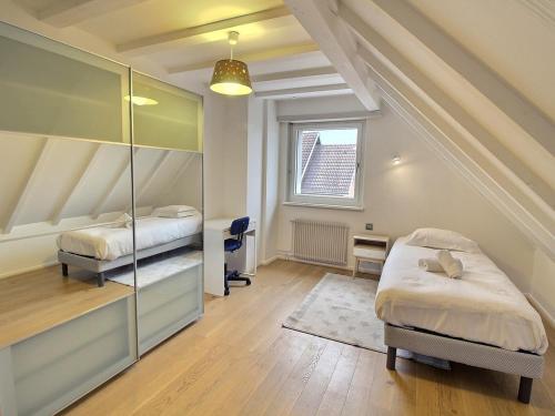 une petite chambre avec deux lits et une fenêtre dans l'établissement Maison spacieuse à Colmar, 5 chambres, terrasse, WiFi, parking gratuit - FR-1-722-12, à Colmar