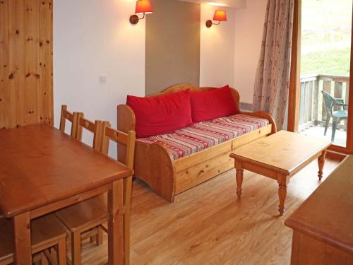 un salon avec un canapé et une table dans l'établissement Appartement ski aux pieds avec piscine & sauna pour 6 pers - FR-1-322-659, aux Orres