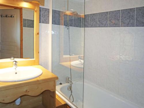 une salle de bain avec un lavabo et une douche en verre dans l'établissement Appartement ski aux pieds avec piscine & sauna pour 6 pers - FR-1-322-659, aux Orres