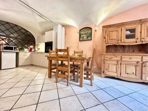 une cuisine avec une table et des chaises dans une pièce dans l'établissement Charmant 2 pièces avec Wi-Fi et parking à La Salle-les-Alpes - FR-1-762-53, à La Salle Les Alpes