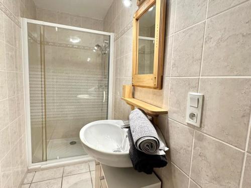 une salle de bain avec un lavabo et une douche dans l'établissement Charmant 2 pièces avec Wi-Fi et parking à La Salle-les-Alpes - FR-1-762-53, à La Salle Les Alpes