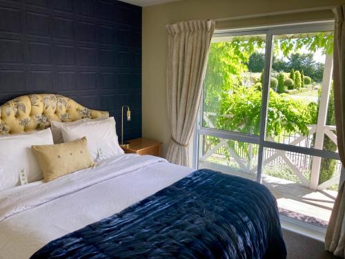 una camera da letto con un letto e una grande finestra di Willow Tree Cottage a Lincoln