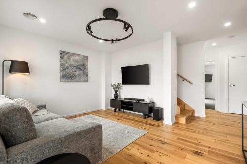 TV a/nebo společenská místnost v ubytování Coastal Elegance, Torquay