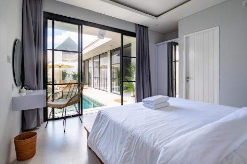 Postel nebo postele na pokoji v ubytování Letto 1 - PROMO -Brand NEW - 2BDR - Huge Pool - Canggu!