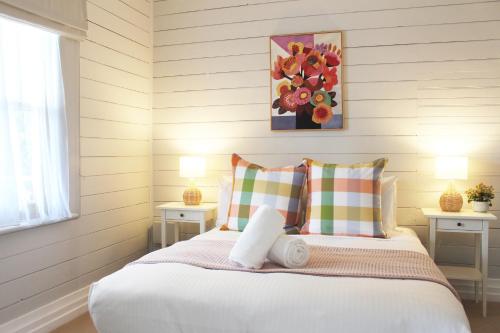 Postel nebo postele na pokoji v ubytování The Little White Cottage - Country Elegance Near CBD