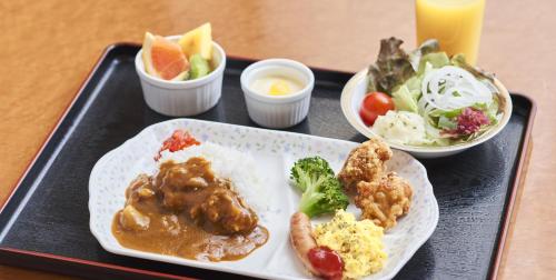 Hotel Paco Obihiro Chuo في أوبيهيرو: صينية عليها طبق طعام وسلطة