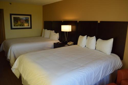 BridgePointe Hotel & Marinaにあるベッド