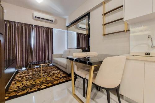 Posezení v ubytování Scenic and Restful 2BR Sky House BSD Apartment By Travelio