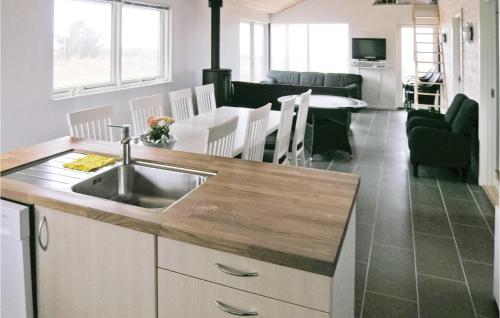 Kuchyň nebo kuchyňský kout v ubytování Holiday Home Klitvej Glesborg Xi