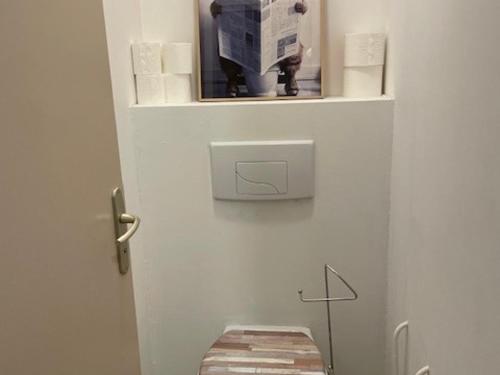 La salle de bains est pourvue de toilettes et d'une cabine murale. dans l'établissement Appartement 3 pièces pour 6 pers, animaux admis, proche pistes - FR-1-636-234, à Orcières