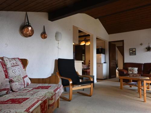 un salon avec un canapé et une table dans l'établissement Confortable 3 pièces, 6 pers, balcon sud, proche télésiège, animaux OK, parking, WiFi - FR-1-676-202, à Châtel