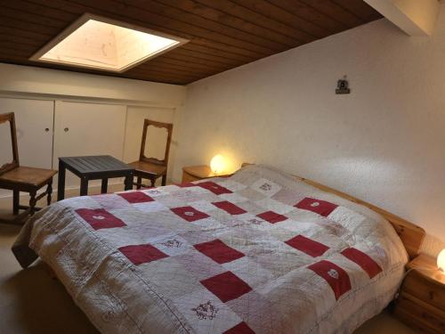 - une chambre avec un lit doté d'une couette rouge et blanche dans l'établissement Confortable 3 pièces, 6 pers, balcon sud, proche télésiège, animaux OK, parking, WiFi - FR-1-676-202, à Châtel