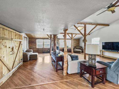 Μια τηλεόραση ή/και κέντρο ψυχαγωγίας στο Cedar Mountain Bunkhouse cabin