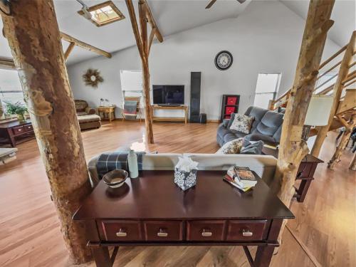 Μια τηλεόραση ή/και κέντρο ψυχαγωγίας στο Cedar Mountain Bunkhouse cabin