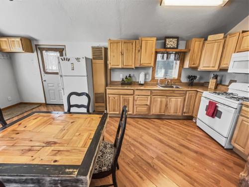 Η κουζίνα ή μικρή κουζίνα στο Cedar Mountain Bunkhouse cabin