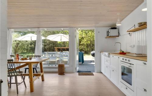 Η κουζίνα ή μικρή κουζίνα στο Gorgeous Home In Højby With Wifi