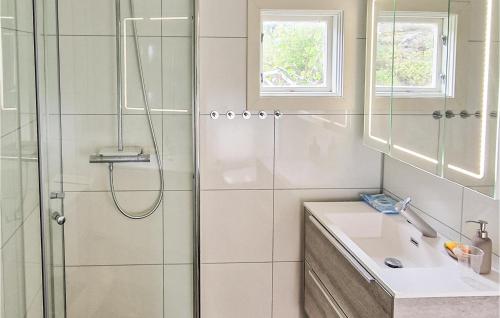Ένα μπάνιο στο Lovely Home In Enebakk With Wifi