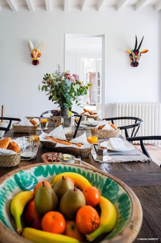 un tavolo di legno con una ciotola di frutta sopra di No. 1 St Emilion a Saint-Émilion