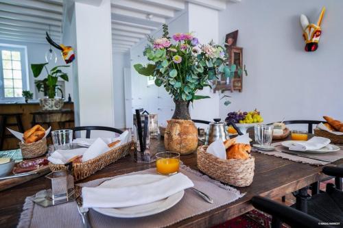 un tavolo con piatti e cesti di cibo e fiori di No. 1 St Emilion a Saint-Émilion