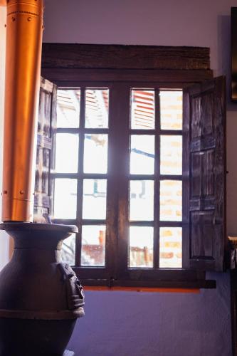 a window in a room with a vase in front of it at Casa de hospedaje -La Abadía de San Pedro in Guadalajara