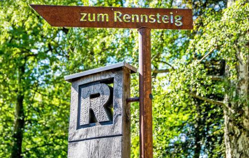 a street sign for zim remistbey on top of a box at Ferienwohnung Friedrichroda in Friedrichroda