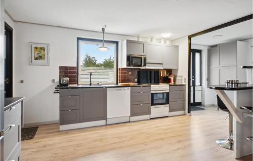 Una cocina o cocineta en Lovely Home In Otterup With Wifi